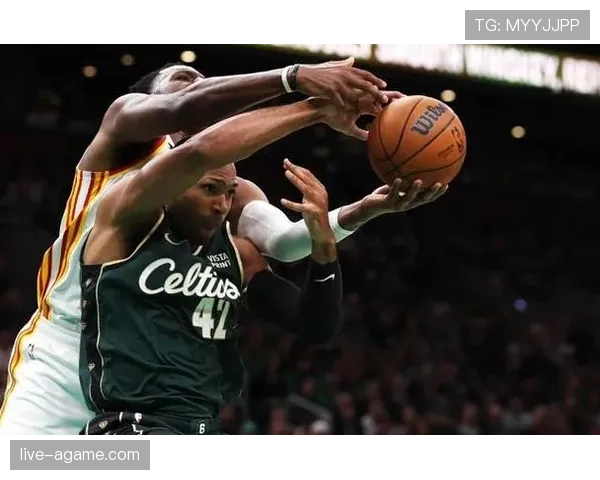 怀特无球跑动制造错位，提升绿军外线防守压迫性